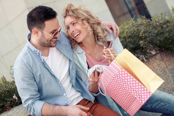 一对夫妇在城市里带购物袋的画像 爱情和幸福的概念 — 图库照片