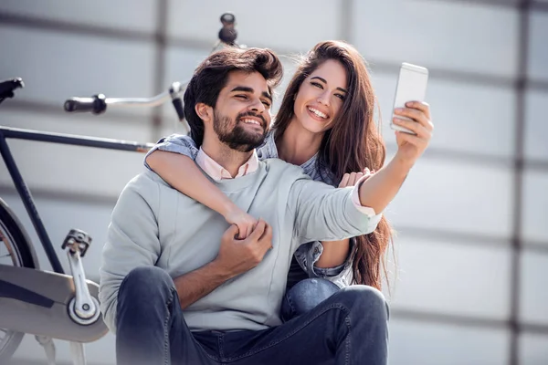 Pareja Joven Usando Teléfono Móvil Mientras Está Sentada Las Escaleras — Foto de Stock