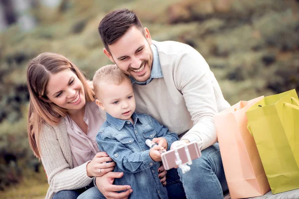 Lycklig Familj Tar Selfie Utomhus Park Spendera Tid Tillsammans Och — Stockfoto