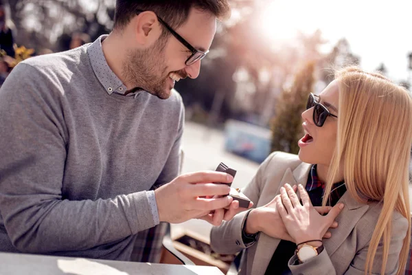 Propuesta Matrimonio Hombre Dar Anillo Chica Joven Pareja Feliz Teniendo —  Fotos de Stock