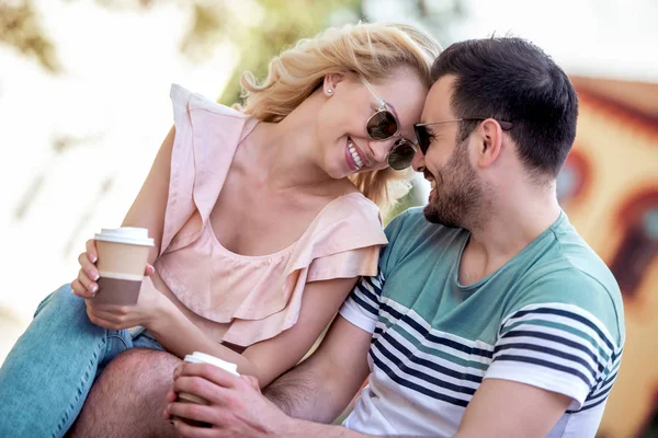 幸せな愛情のあるカップル 陽気な若いカップル飲むコーヒーに行くし 楽しいアウトドア — ストック写真