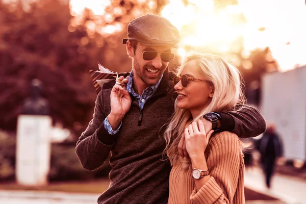 Retrato Pareja Feliz Con Bolsas Compras Después Comprar Ciudad — Foto de Stock