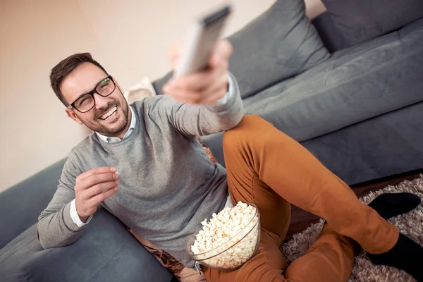 Retrato Joven Feliz Comiendo Palomitas Maíz Sentado Suelo Casa Viendo — Foto de Stock