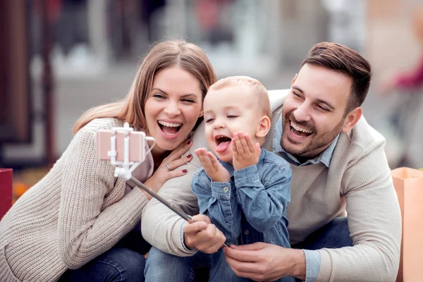 Lycklig Familj Tar Selfie Utomhus Park Pojken Klättrar Och Underhåller — Stockfoto