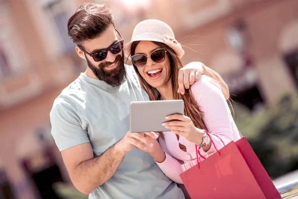 Junges Glückliches Paar Mit Einkaufstüten Der Stadt Sie Verbringen Schöne — Stockfoto