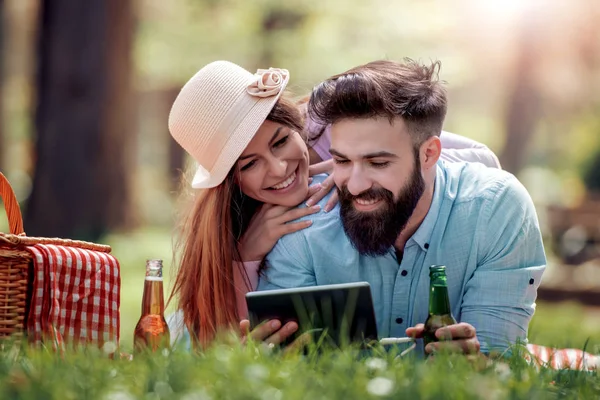 Loving Couple Picnic Drinking Beer Holding Tablet — Stock Photo, Image