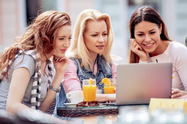 Tres Amigas Pasando Tiempo Juntas Tomando Café Cafetería — Foto de Stock