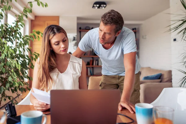 Marido Esposa Serios Leyendo Documentos Bancarios Casa — Foto de Stock