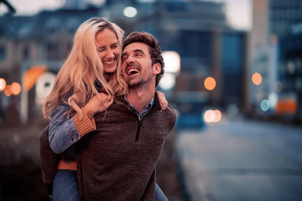 Retrato Una Feliz Pareja Joven Disfrutando Una Noche Ciudad — Foto de Stock