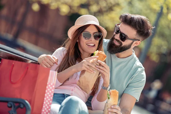 Feliz Pareja Joven Ríen Comen Sándwich Divierten — Foto de Stock