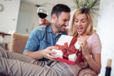 Romantik Çift birlikte evde zevk.