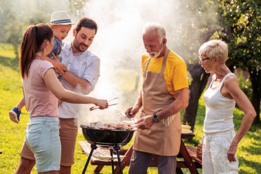 Aile zamanı. Aile tatil onların bahçede parti Barbekü partisi.