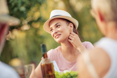 Mutlu aile içinde yaz gününde öğle bahçelerinde zevk.