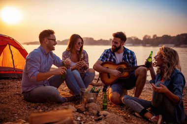 Grup Genç arkadaşlar gece pikniği.