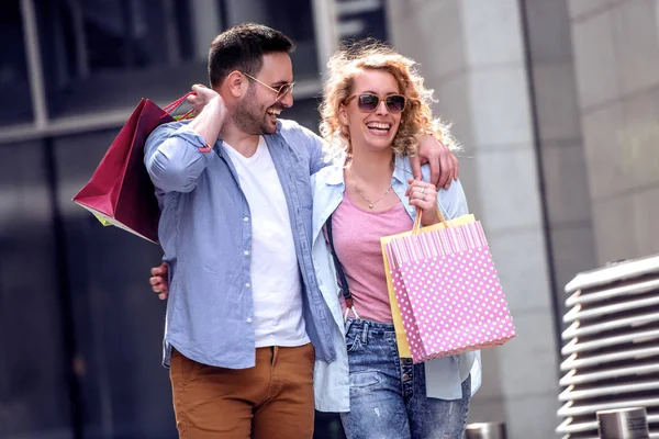 Jeune Couple Heureux Avec Des Sacs Provisions Dans Ville — Photo