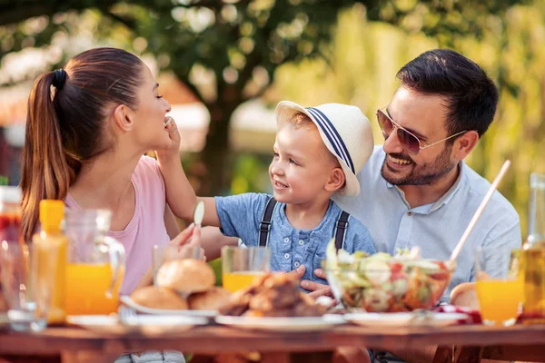 Young Family Having Lunch Garden Summer — Stock Photo, Image