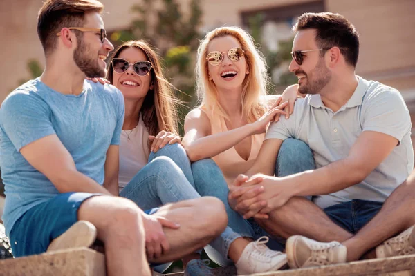 Amigos Divirtiéndose Aire Libre Disfrutando Vacaciones — Foto de Stock