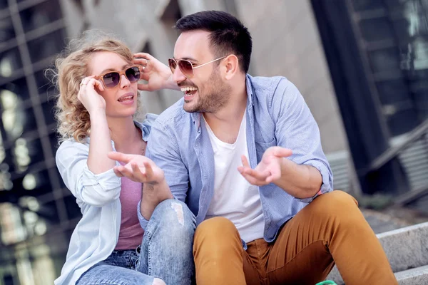 Retrato Pareja Romántica Sentada Las Escaleras Disfrutando Día Soleado — Foto de Stock