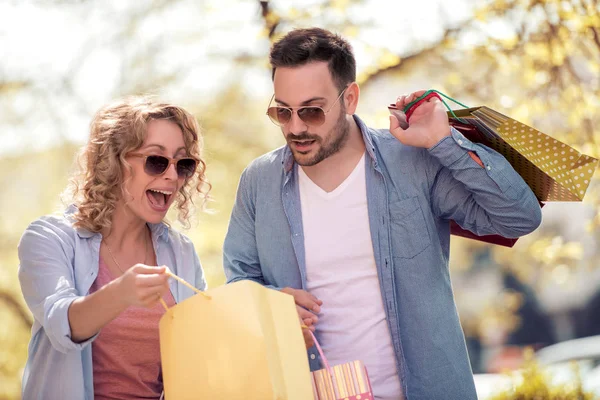 快乐的年轻夫妇走在公园购物后 玩得很开心 消费主义 生活方式概念 — 图库照片