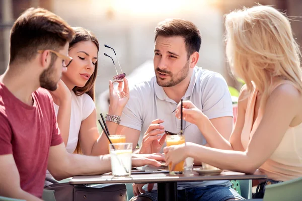 Grupp Fyra Vänner Att Roligt Kafé Tillsammans Två Kvinnor Och — Stockfoto