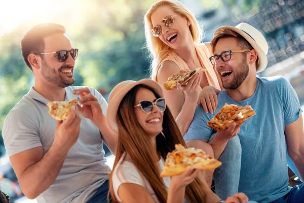 Szabadban Szórakozik Pizzát Eszik Meg — Stock Fotó
