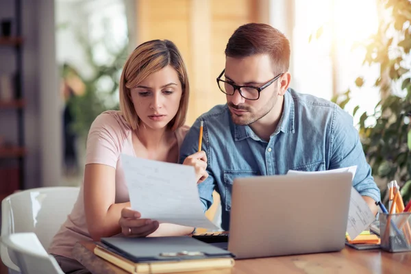 Retrato Pareja Joven Calculando Presupuesto Casa — Foto de Stock