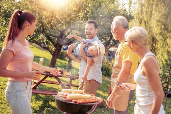 Családi Idő Családi Nyaralni Amelynek Grill Party Kertben — Stock Fotó