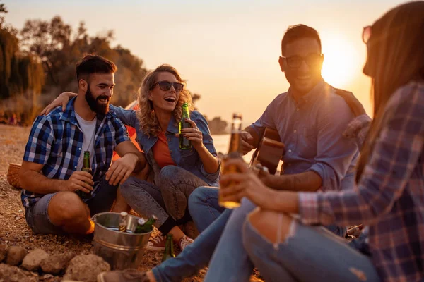 Group Young Friends Having Picnic Night — Stock Photo, Image
