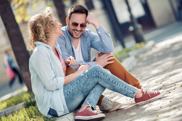 Sonriendo Joven Pareja Hablando Sentados Juntos Aire Libre — Foto de Stock