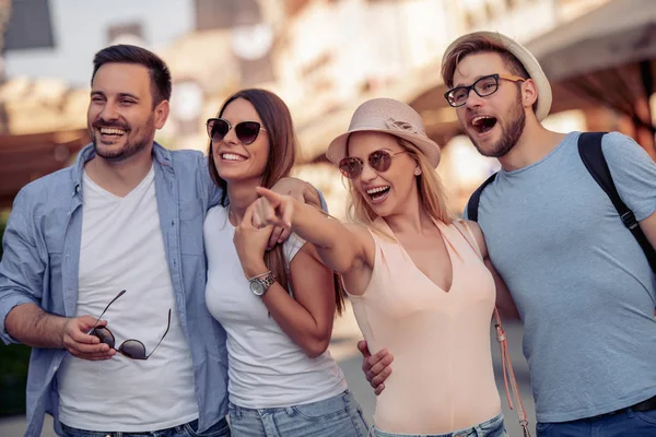 Amigos Divirtiéndose Aire Libre Disfrutando Vacaciones — Foto de Stock