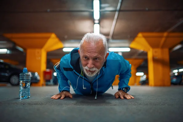 Portret Senior Lekkoatletycznego Mężczyzna Robi Push Zewnątrz — Zdjęcie stockowe