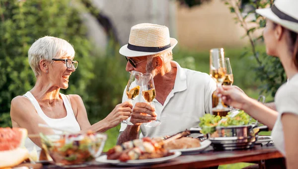 Feliz Gran Familia Almorzando Jardín Verano — Foto de Stock