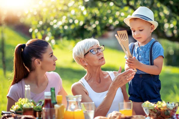Família Feliz Almoçando Jardim Verão — Fotografia de Stock