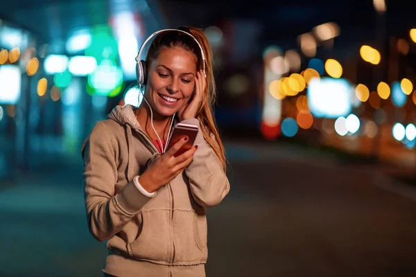 Mujer Joven Corriendo Por Noche Ciudad —  Fotos de Stock