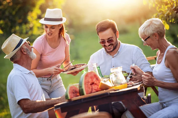 Mutlu Büyük Bir Aile Yaz Aylarında Bahçede Yemek — Stok fotoğraf