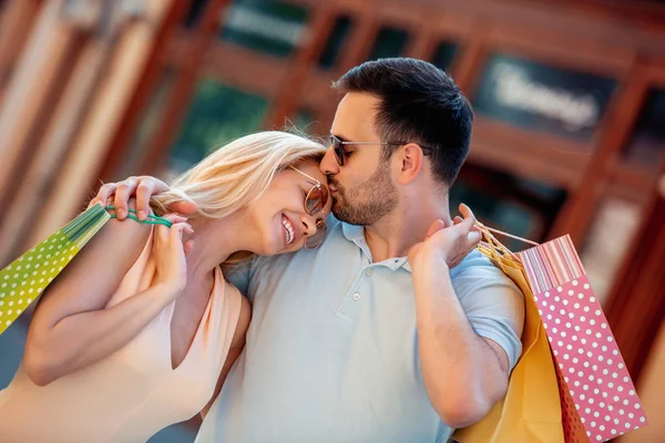 Portret Van Een Echtpaar Met Boodschappentassen Stad — Stockfoto