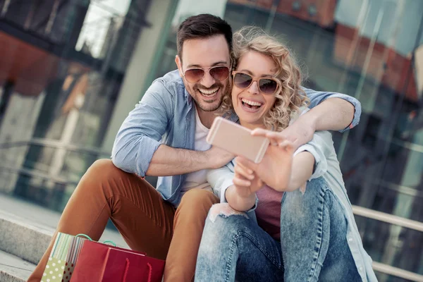 Jeune Couple Attrayant Faisant Selfie Après Avoir Fait Shopping Ville — Photo