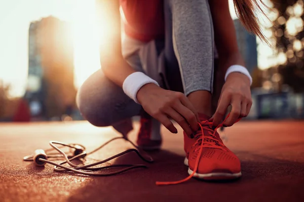 Mujer Atando Zapatillas Deportivas Cerca —  Fotos de Stock