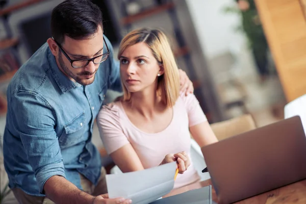 Retrato Pareja Joven Calculando Presupuesto Casa — Foto de Stock