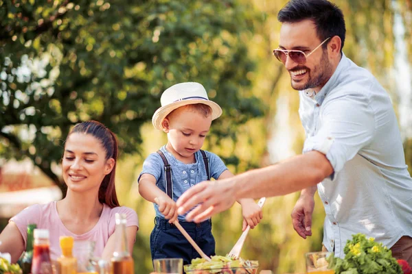 Young Family Having Lunch Garden Summer — Stock Photo, Image
