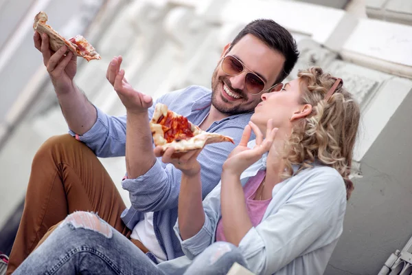 Retrato Pareja Feliz Ríen Comen Pizza Divierten — Foto de Stock