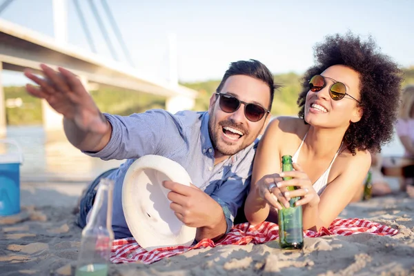 Young Beautiful Couple Having Fun Beach Drinking Beer Smiling — Stock Photo, Image