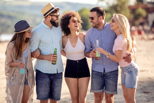 Sommer Urlaub Tourismus Getränke Und Menschen Konzept Gruppe Lächelnder Freunde — Stockfoto