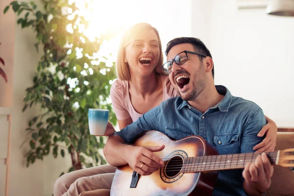 Feliz Pareja Romántica Disfrutando Casa — Foto de Stock