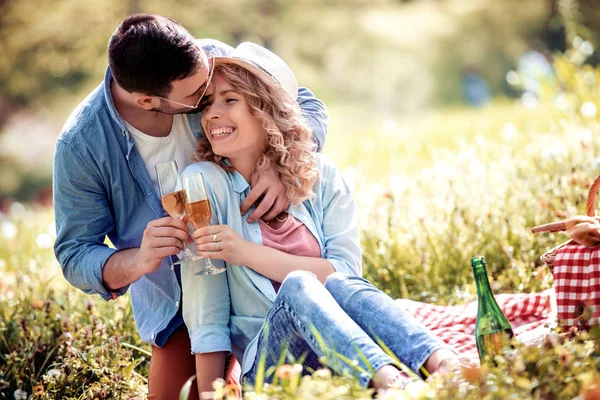 Aşk Randevular Kişiler Kutlama Kavramı Çift Içki Şampanya Piknik Gülümseyen — Stok fotoğraf