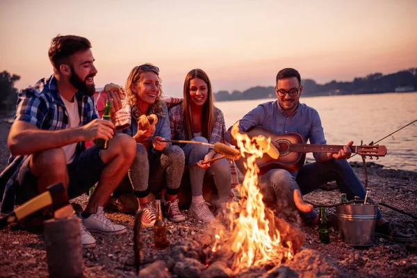 Grupo Jóvenes Amigos Felices Relajándose Disfrutando Noche Verano Playa —  Fotos de Stock