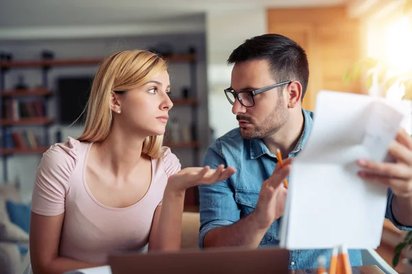 Retrato Pareja Joven Calculando Presupuesto Casa — Foto de Stock