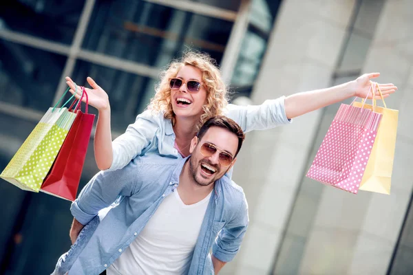 Joven Pareja Feliz Con Bolsas Compras Ciudad Divirtiéndose Juntos —  Fotos de Stock