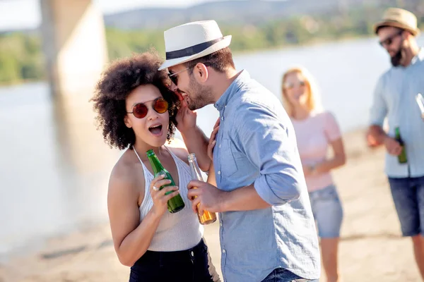 Sahilde romantik genç bir çift, eğleniyorlar..