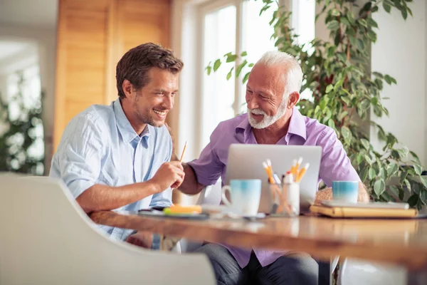 Dos Hombres Negocios Que Trabajan Ordenador Portátil Oficina Moderna — Foto de Stock